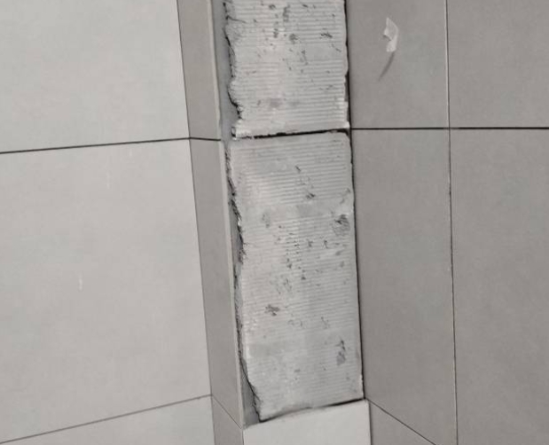 前进瓷砖空鼓维修公司分享下瓷砖施工前基层浇水润湿程度不足，可能导致以下问题